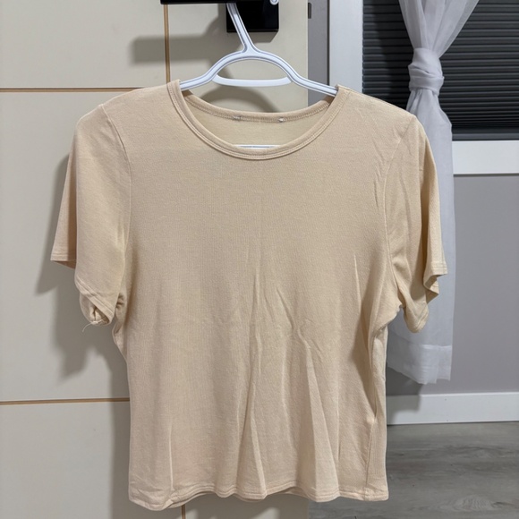Woman's size medium basic t shirt - Picture 2 of 2